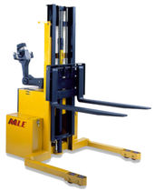 apiladora el&eacute;ctrica antideflagrante con larguero de retenci&oacute;n de conductor acompa&ntilde;ante 2 000 - 6 000 lb  Man & Material Lift Engineering