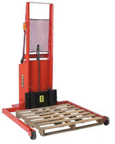 apiladora el&eacute;ctrica con larguero de retenci&oacute;n max. 1 000 lbs Wesco