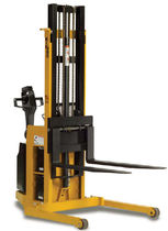 apiladora el&eacute;ctrica de conductor acompa&ntilde;ante con larguero de retenci&oacute;n max. 2 000 lb | PDI series Big Joe Forklifts / Big Lift LLC