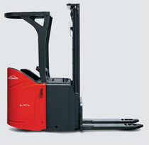 apiladora el&eacute;ctrica para conductor de pie 1 200 - 1 400 kg | L12L AP/SP, L14L AP/SP Linde Material Handling