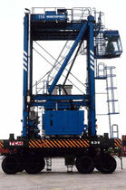 carretilla elevadora de tipo straddle (horcaja)  TCM