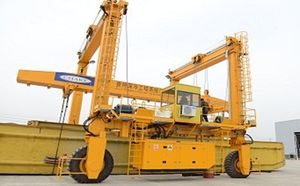 carretilla elevadora de tipo straddle (horcaja) sobre neumáticos