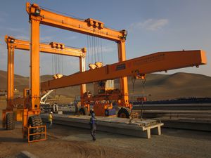 carretilla elevadora de tipo straddle (horcaja) con neumáticos