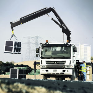 grúa montada sobre camión / de mástil / plegable / para obra de construcción