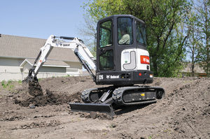 excavadora mediana / con orugas / Tier 4 provisional / para obra de construcción