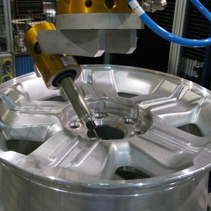 célula robotizada de acabado / de desbarbado / para la industria del automóvil