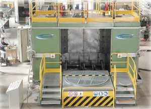 máquina de lavado en medio acuoso / por aspersión / automática / para la industria