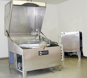 máquina de lavado en medio acuoso / por aspersión / para la industria / para cesto
