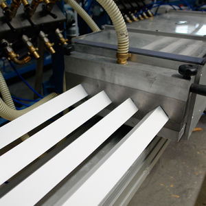 línea de extrusión de perfiles / para termoplásticos