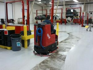 fregadora con operador a bordo / alimentada por batería / compacta