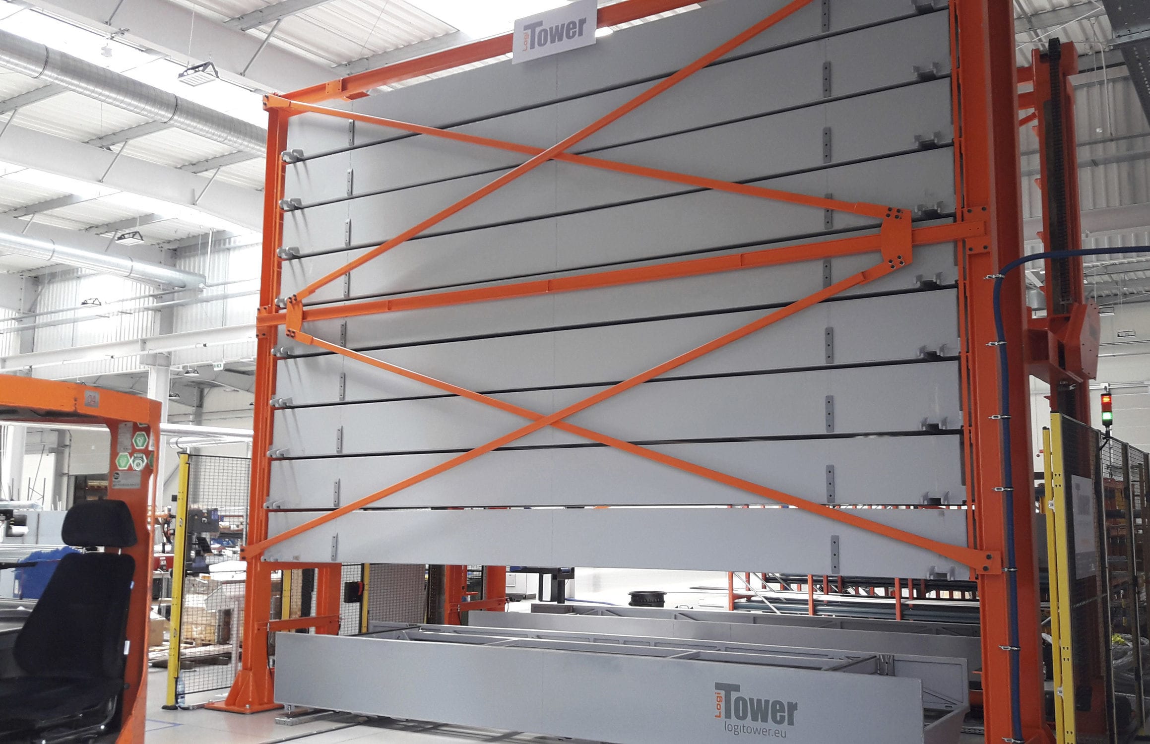 Sistema de almacenamiento automático vertical / para almacén / para