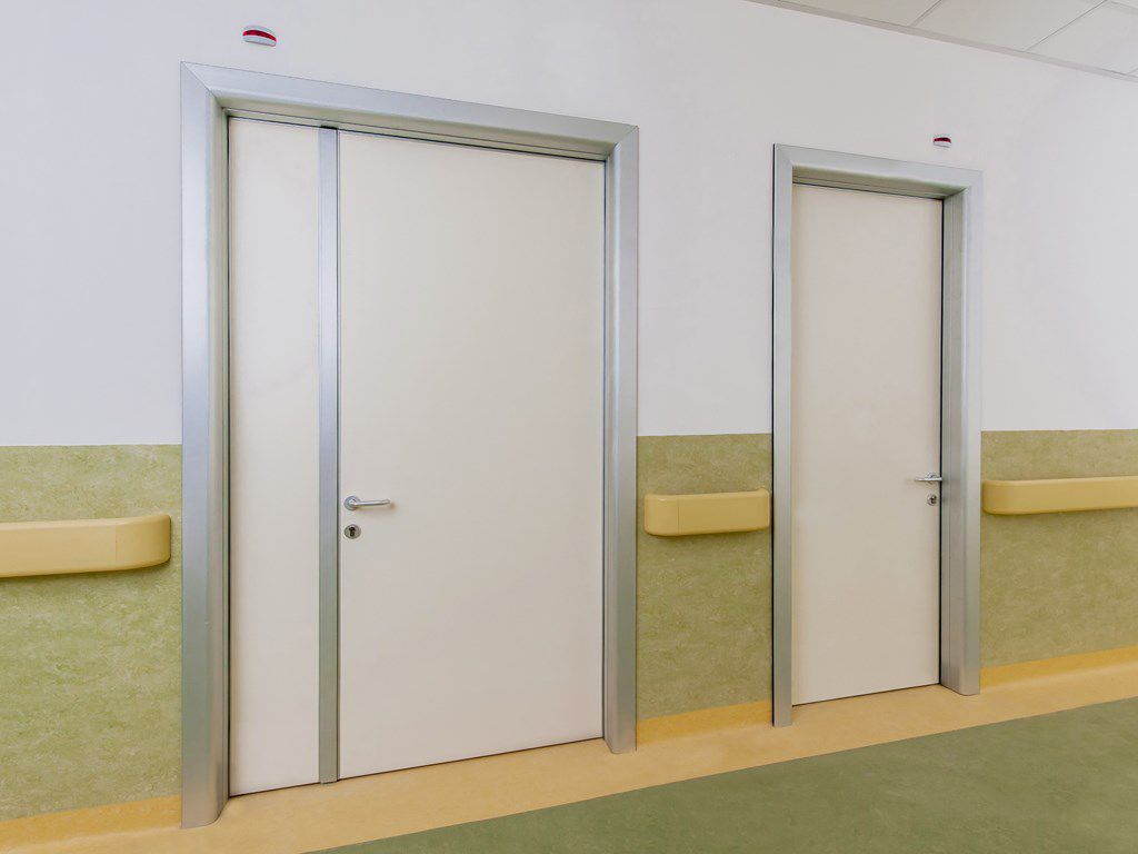 Puerta abatible - Ponzi - con bisagra / para interior / para hospitales