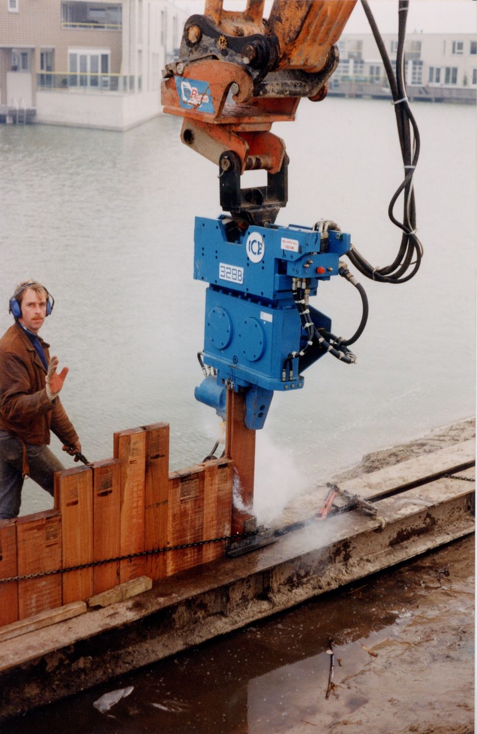 Hincapostes hidráulico 328B International Construction Equipment BV