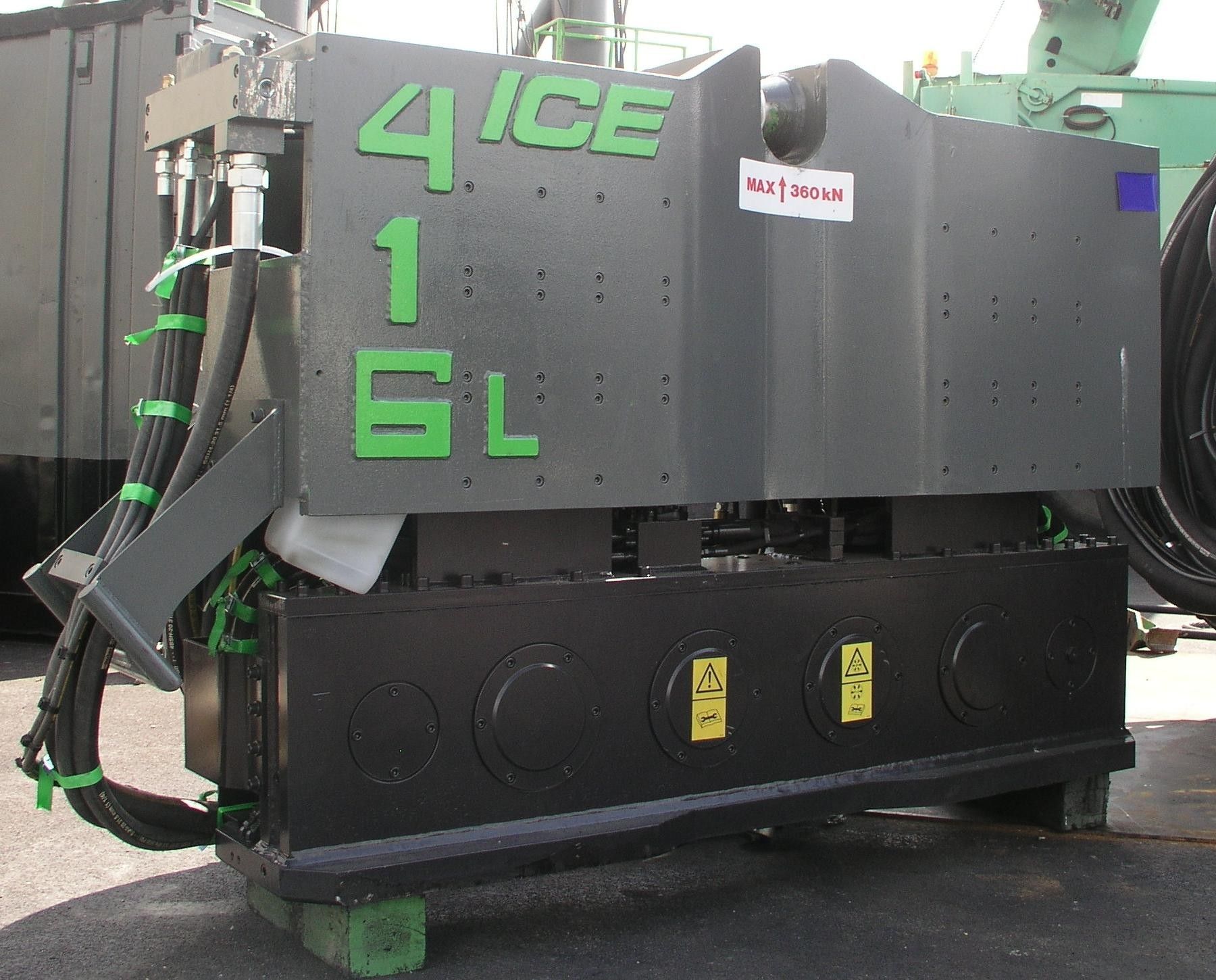 Hincapostes hidráulico 416L International Construction Equipment BV