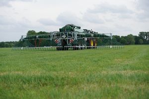 esparcidor de sal montado en tractor 1
