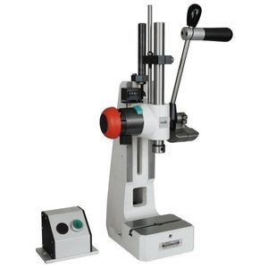 mando bimanual con botón pulsador 1