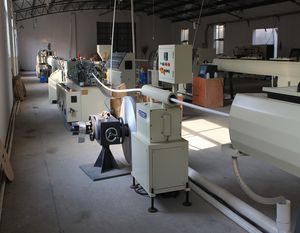 línea de extrusión para tubos compuestos plástico-aluminio