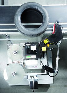 máquina de impresión-colocación de etiquetas de transferencia térmica / monocroma / para pneumaticos / automática