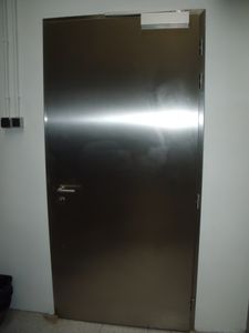 puerta con bisagra