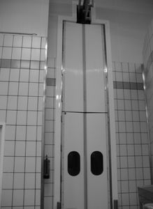puerta con bisagra