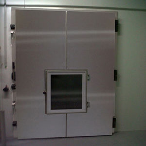 puerta con bisagra
