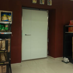 puerta con bisagra