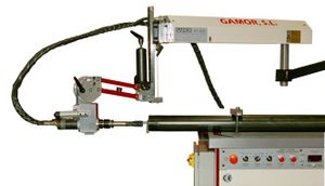 máquina de roscado con brazo articulado
