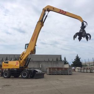 manipuladora de materiales con neumáticos