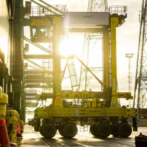 carretilla elevadora de tipo straddle (horcaja) para contenedores 1