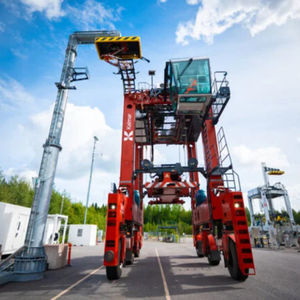 carretilla elevadora de tipo straddle (horcaja) para contenedores 1