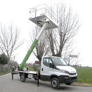 cesta telescópica montada sobre camión
