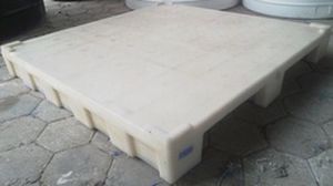 palé de manipulación / de plástico / para barriles / apilable