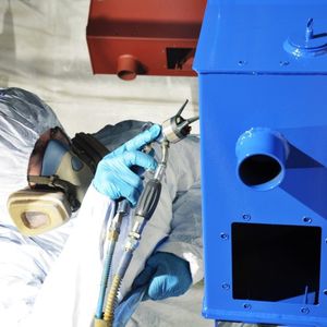 aplicación de pintura sobre metal