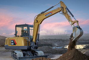 excavadora intermedia