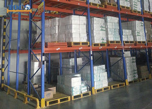 sistema de estanterías con paleta