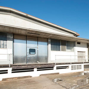 puerta con bisagra