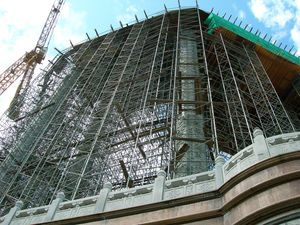 torre de apuntalamiento fija