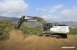 excavadora intermedia