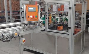 etiquetadora automática / para etiquetas autoadhesivas / para botellas / para aplicación en el lateral del producto