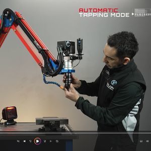 máquina de roscado con brazo articulado