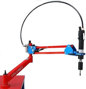 máquina de roscado con brazo articulado