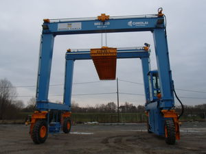 carretilla elevadora de tipo straddle (horcaja) con neumáticos 1