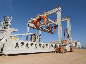 carretilla elevadora de tipo straddle (horcaja) para vigas prefabricadas de hormigón 1