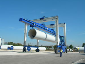 carretilla elevadora de tipo straddle (horcaja) de manipulación de equipos para aerogeneradores 1
