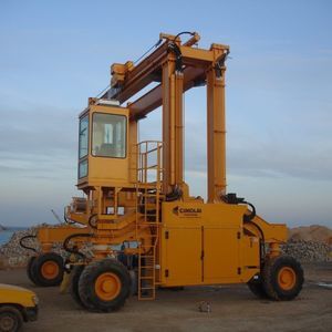 carretilla elevadora de tipo straddle (horcaja) de manipulación de equipos para aerogeneradores 1