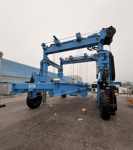 carretilla elevadora de tipo straddle (horcaja) para contenedores 1
