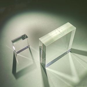 prisma óptico de vidrio BK7