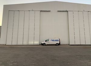puerta de hangar