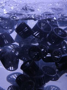 reactor con película biológica de cama móvil
