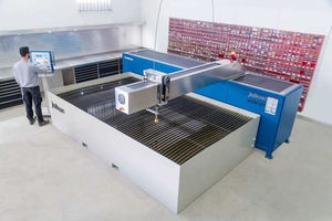máquina de corte con chorro de agua abrasivo